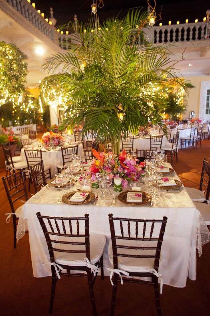 décor de table tropical coloré